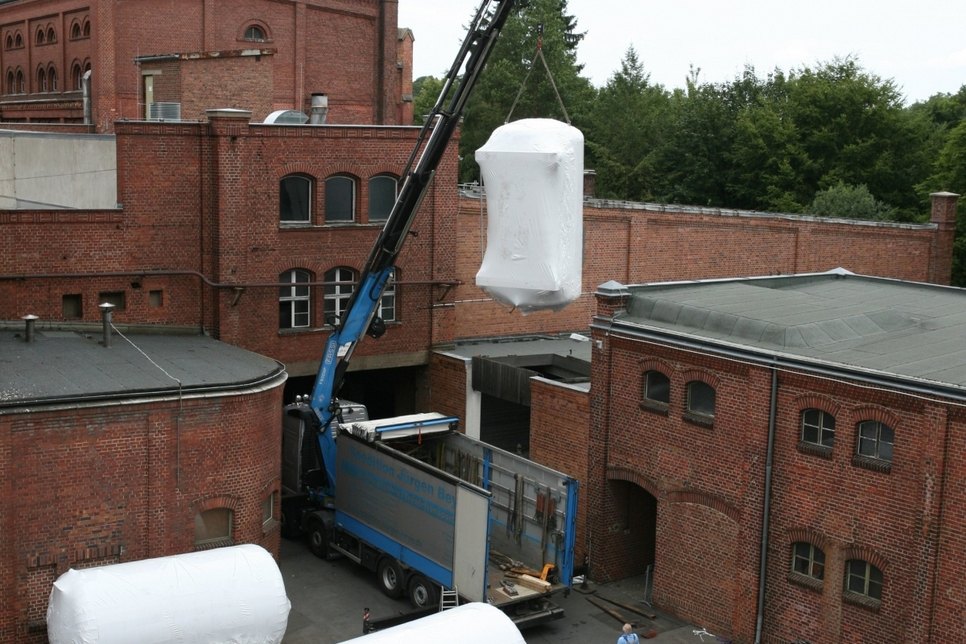 Um die ersten neuen Tanks in die Brauerei zu bekommen, musste ein Teil des Daches geöffnet werden. Foto: Landskron