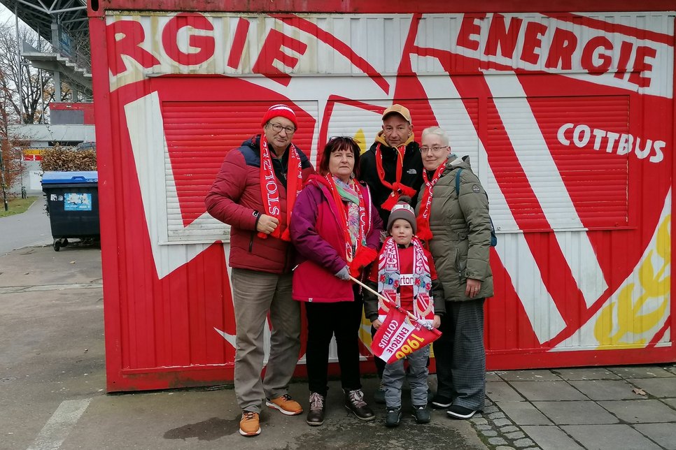 Opa Manfred Weber mit Ehefrau Martina, Sohn Nico mit Ehefrau Dana (v.l.n.r.) und Enkel Joel (vorn). Sie alle sind begeisterte Fans des FC Energie Cottbus. Foto: privat