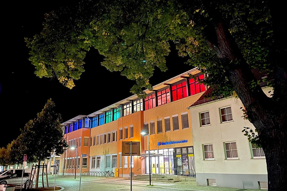 Ein Teil des Rathauses der Stadt Lübben (Spreewald) soll in den sechs Aktionswochen von 20 bis 23 Uhr farbig erstrahlen.