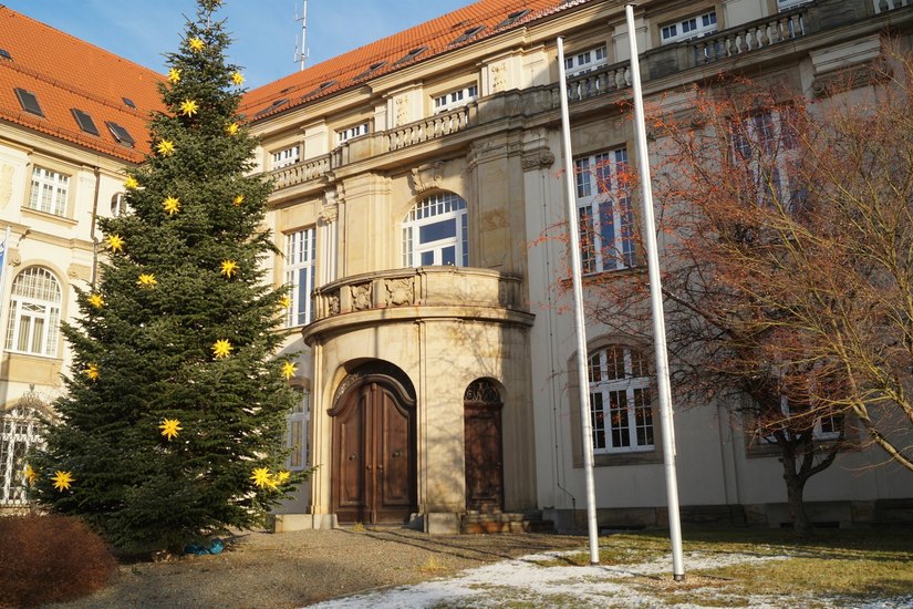 Vor den Toren des Landratsamtes steht jedes Jahr ein großer Weihnachtsbaum.