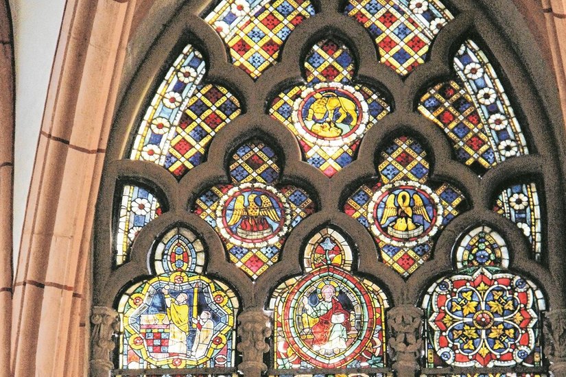 Die Verglasung des Chorscheitelfensters im Meißener Dom wird jetzt wissenschaftlich untersucht. Es ist wohl eines der bedeutetensten gestalteten, historischen Glasfenster Sachsen.