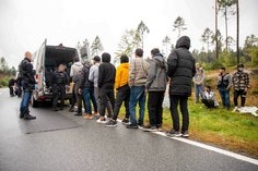 Eine bewährte Methode: Schleuser setzen die Migranten im Nirgendwo aus und überlassen sie ihrem
Schicksal. Erst vergangene Woche wurden wieder 30 Migranten im Grenzort Lückendorf im Zittauer Gebirge
von der Bundespolizei aufgegriffen.