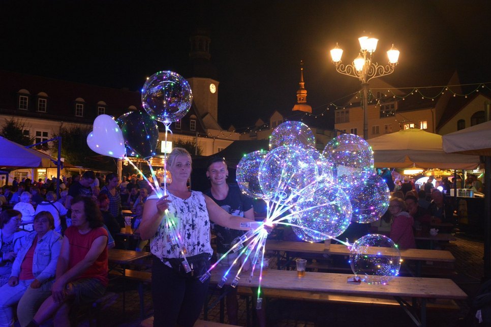 Mit Knicklichtern, LEDs und beleuchteten Ballons tragen die Heimatfestbesucher selbst zu einer stimmungsvollen Atmosphäre in der Spremberger Innenstadt bei. Foto: Detlef Bogott