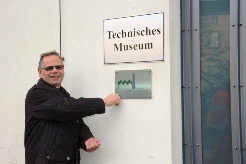 Bernd Hartmann, der Vorsitzende des Großröhrsdorfer Industrie- und Bandmuseum e.V., brachte die neue Plakette an. Damit ist die Zugehörigkeit des Museums zur Sächsischen Route der Industriekultur für alle sichtbar.