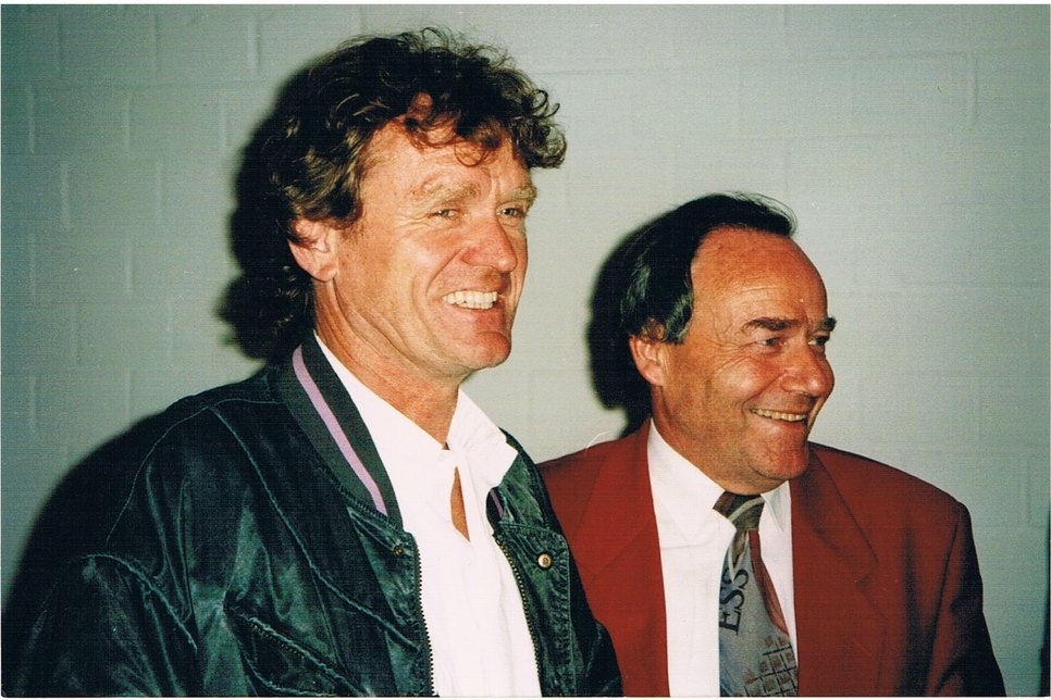 Wahlkampfhilfe aus Bayern: OB Kleinschmidt im November 1993 mit Nationalmannschaftskapitän und Weltmeister Sepp Maier. Foto: lew