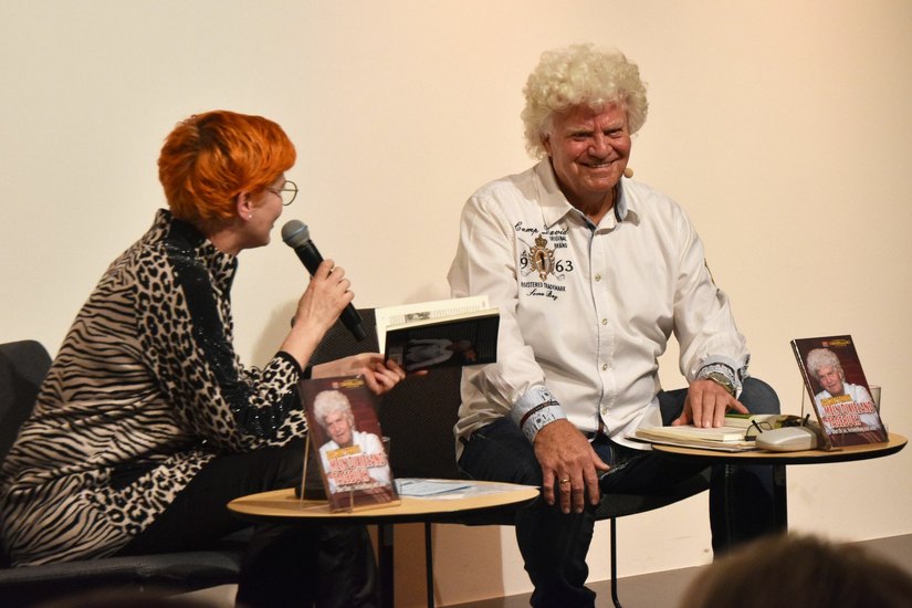 Mopo-Reporterin Katrin Koch moderierte charmant und unterhaltsam am 10. Dezember in der Zentralbibliothek die Präsentation des neuen Buches von Jaochim Schlese.