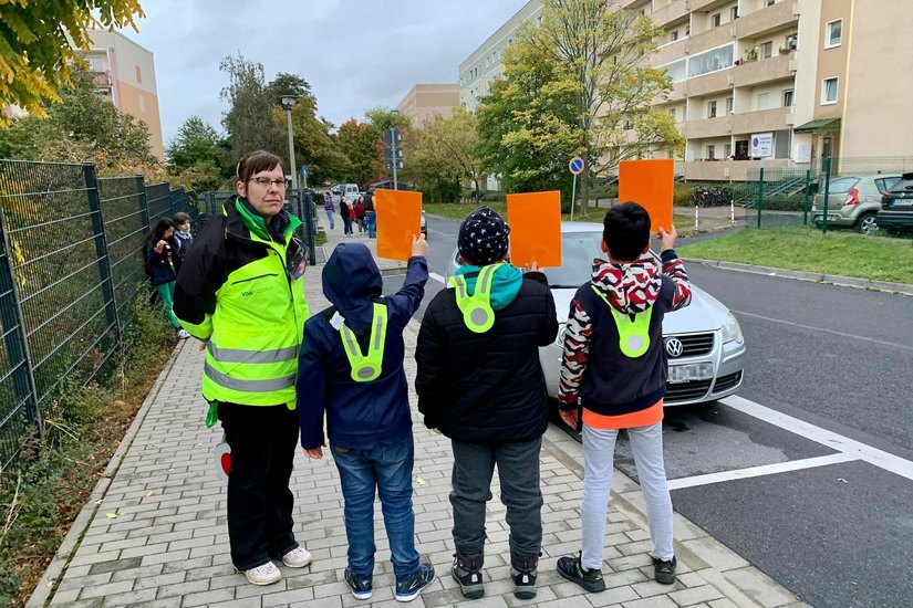 Bei der Sicherheitsaktion vor der Grundschule mussten zahlreiche Autofahrer aufgeklärt werden. Foto: Stadt Bautzen