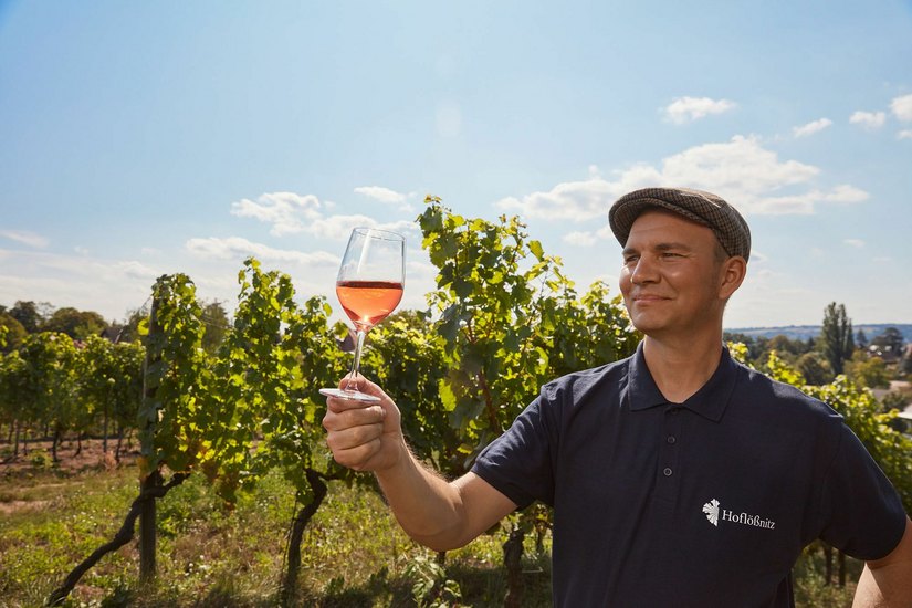 Kellermeister Felix Hösselbarth von der Hoflößnitz lädt zum "Sommer der offenen Weingüter" ein. Foto: Max Schroeder