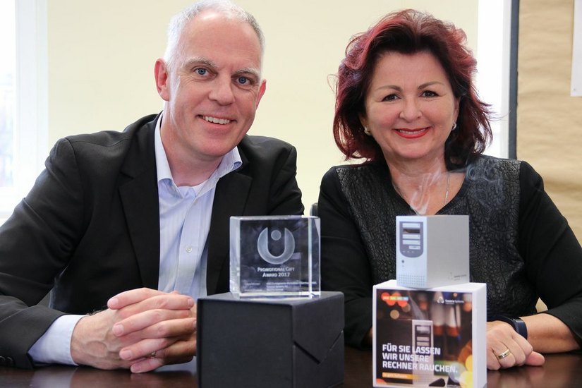Stefan Feldevert (KWO) und Viola Klein (Saxonia Systems) mit Rechner und Preis. Foto: PR/Mutschke