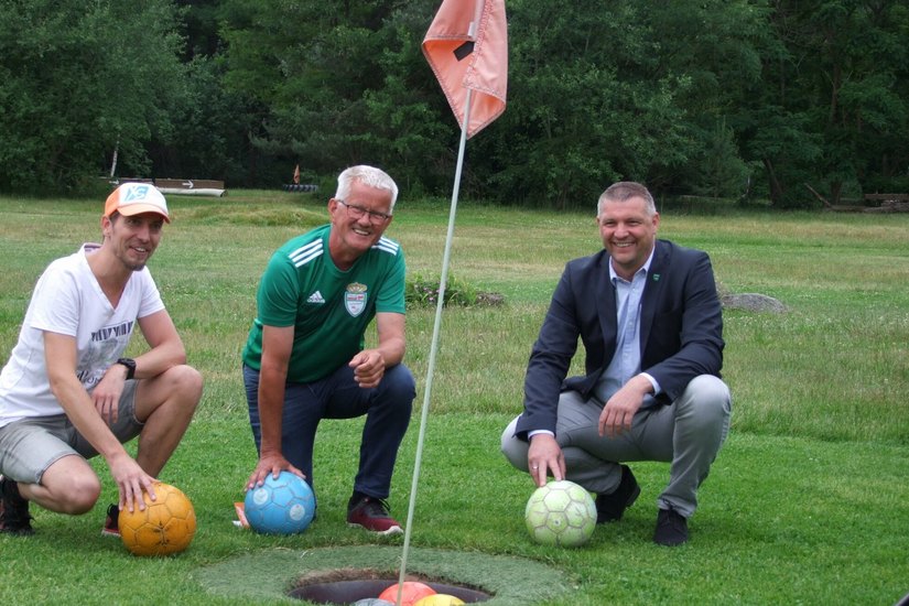 Catering-Chef Daniel Timm, Soccergolf-Projektleiter Ralf Fellendorf und Bürgermeister Rico Pfeiffer freuen sich auf das Soccergolf-Event im August.