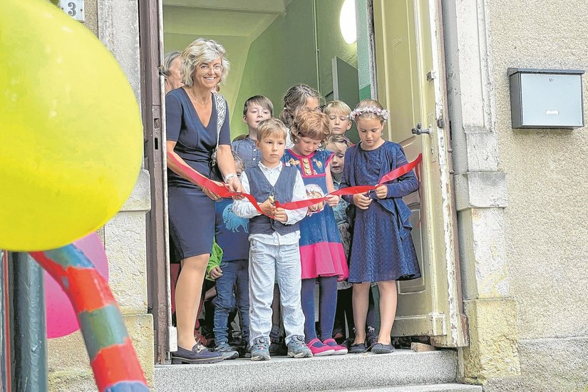 Gemeinsam mit Bürgermeisterin Kerstin Köhler durften die Kinder der neuen Freien Auenwaldschule in Jahnishausen ihre Schule einweihen und das symbolische rote Band durchtrennen.