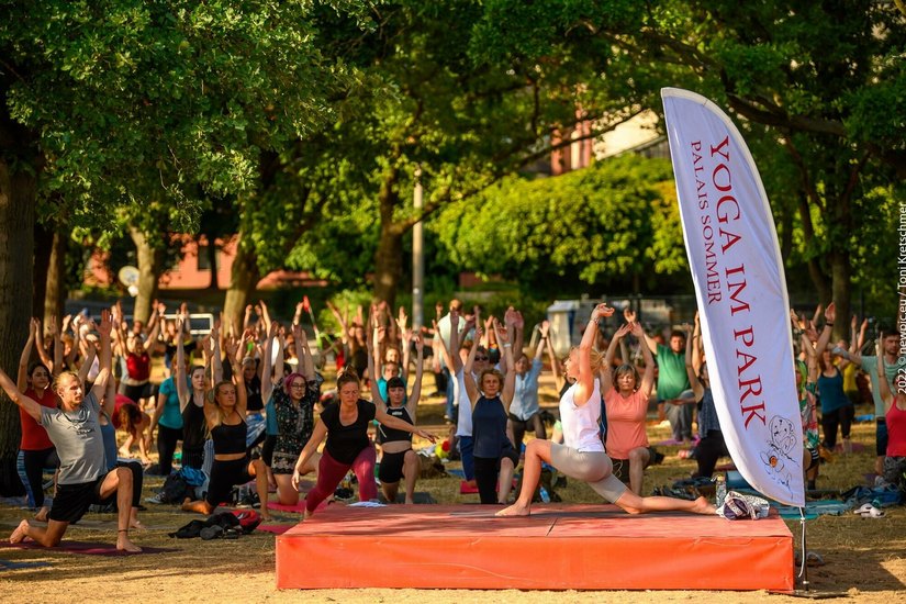 Palais Sommer: Yoga im Alaunpark kann man noch bis zum 21. August besuchen.