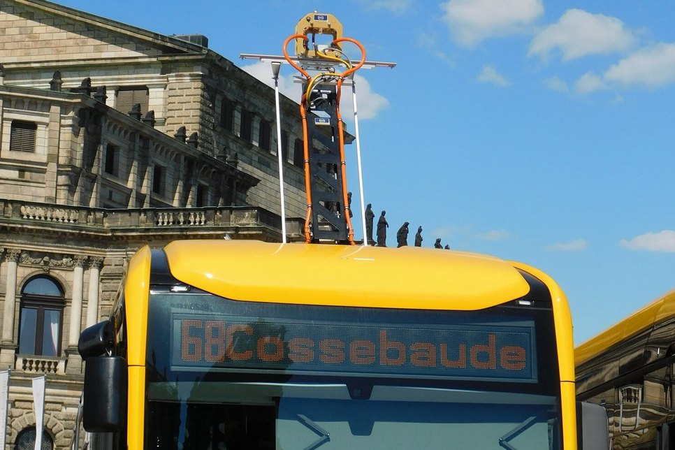 Der Pantograph wird auf dem Dach der Busse ausgeklappt und in eine Ladehaube gefahren.
