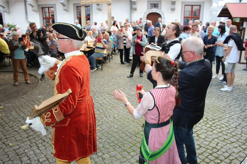 Wenn der Förderverein zum Weinfest ruft, immer am Tag der Einheit, wird aus dem Schlosshof ein offener Partyraum mit Bürgermeister, Weinkönigin, Stars und Sternchen.