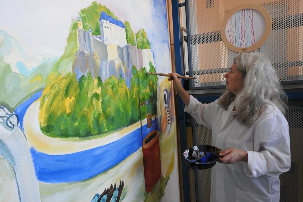 Die Porzellanmalerin Ines Eisold bringt noch mehr Farbe in die Kita »Regenbogenhaus«.