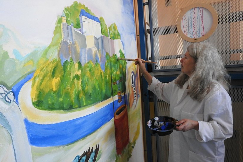 Die Porzellanmalerin Ines Eisold bringt noch mehr Farbe in die Kita »Regenbogenhaus«.