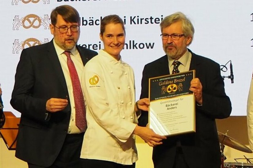 Konditormeisterin Elisabeth Anders (3.v.l.) erhält die Auszeichnung von  Brandenburgs Landwirtschaftsminister Axel Vogel (2.v.r.).