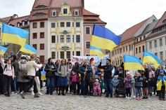 Bereits im April vergangenes Jahres bedankten sich zahlreiche ukrainische Flüchtlinge auf dem Bautzener Hauptmarkt für die Gastfreundschaft aus Deutschland. Heute laden die Initiatoren auf dem Kornmarkt zu einer Gedenkveranstaltung ein.