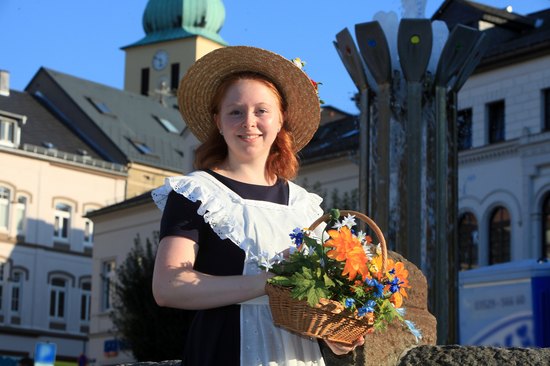 Leonie Werner (18) wirbt ab sofort als Botschafterin für die Stadt Sebnitz und das Kunstblumenhandwerk.