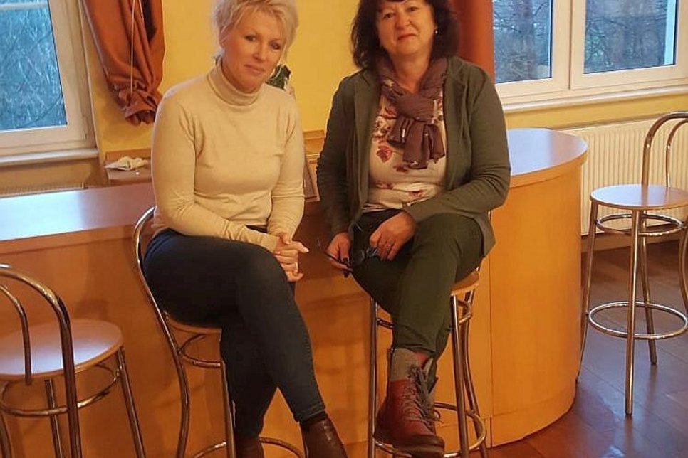 Geschäftsführerin der Sopro Meißen, Christine Hauke (l.), und WochenKurier-Bereichsleiterin Kerstin Baumert, hatten die Idee für den ersten Mädelsflohmarkt in Meißen. Foto: Privat