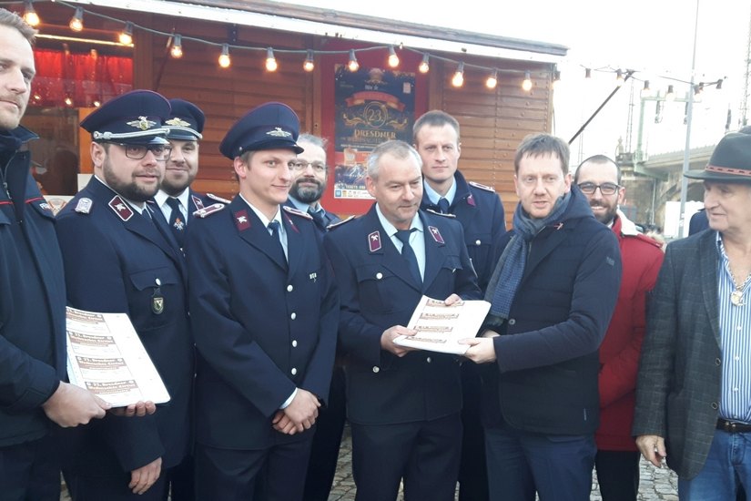 Zur Übergabe der Freikarten an die Feuerwehrmänner kam sogar Sachsens Ministerpräsident Michael Kretschmer. Foto: Pönisch