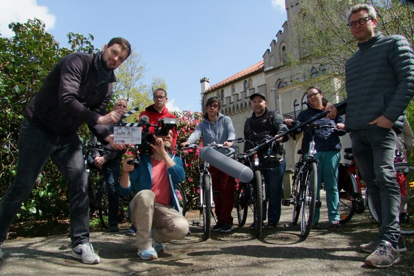 Gruppenbild mit allen Mitwirkenden, im Vordergrund das dreiköpfige Team von Regisseur Jonas Nahnsen (l.).
