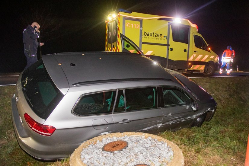 Eine Fahrerin ist mit ihrem VW Passat zwischen Bischofswerda und Wölkau verunfallt.