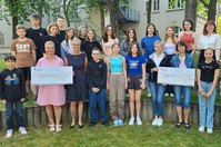 Eine Schülervertretung des Städtischen Gymnasiums Riesa übergab kürzlich eine  Spendensumme von mehr als 12.000 Euro an den Kinderschutzbund Riesa und das Kinderheim Walda.  Foto: SGR