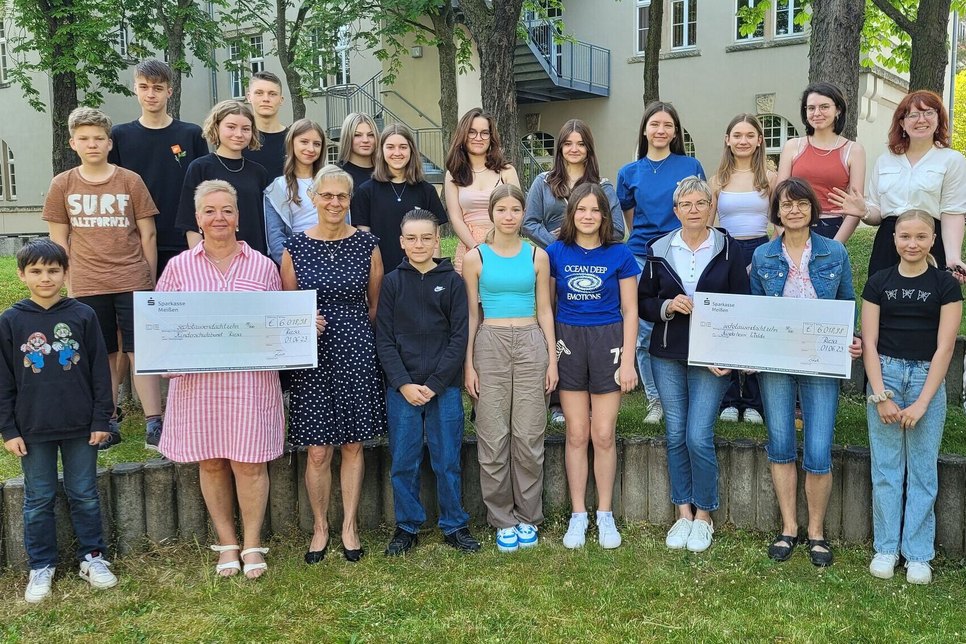 Eine Schülervertretung des Städtischen Gymnasiums Riesa übergab kürzlich eine  Spendensumme von mehr als 12.000 Euro an den Kinderschutzbund Riesa und das Kinderheim Walda.  Foto: SGR