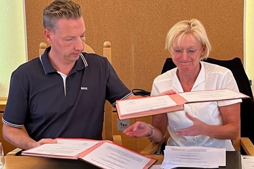 Die Steinigtwolmsdorfer Bürgermeisterin Kathrin Gessel und der Zweckverbandsvorsitzende Michael Herfort bei der Unterzeichnung der Vereinbarung zum Beitritt.