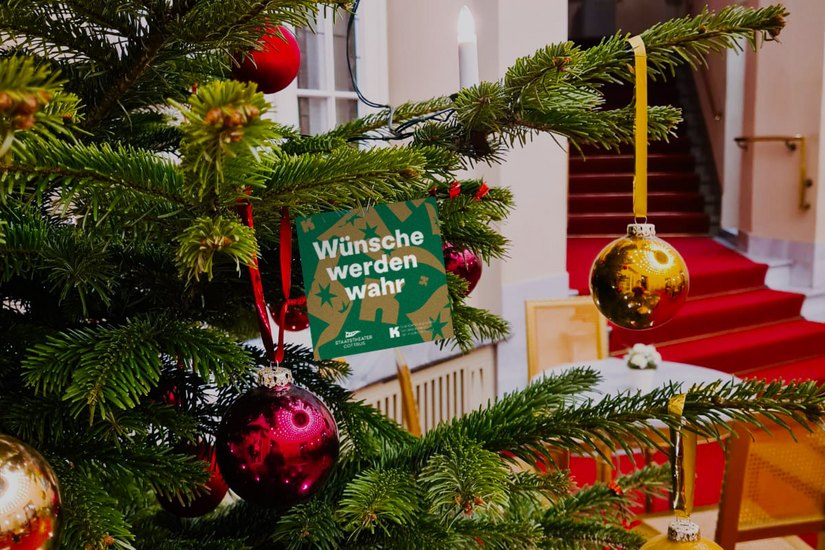 Aktion »Wünsche werden wahr« - Wunschzettel am Weihnachtsbaum im Kuppelfoyer.