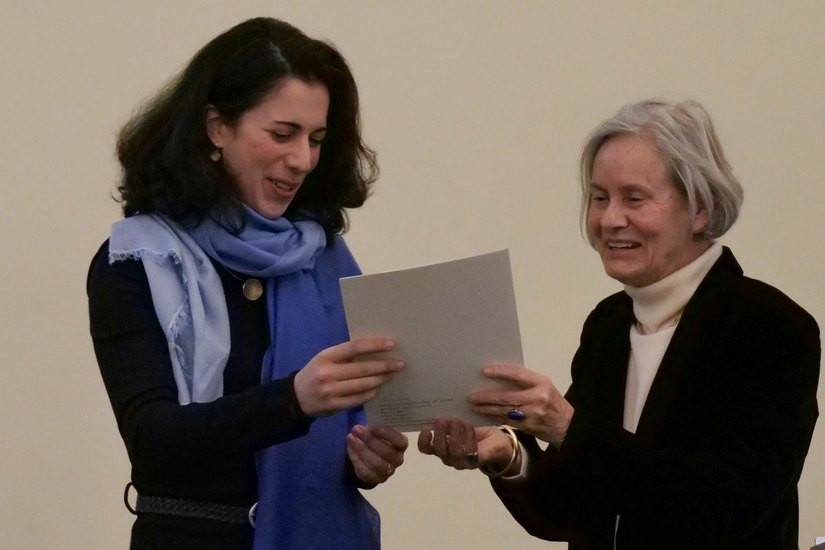 Die Stifterin dieses Preises, Frau Dr. Gerhild von Schuch (re.), übergab die Auszeichnung persönlich am Marie Jaqout. Foto: Museen der Stadt Dresden / Sophie Arlet