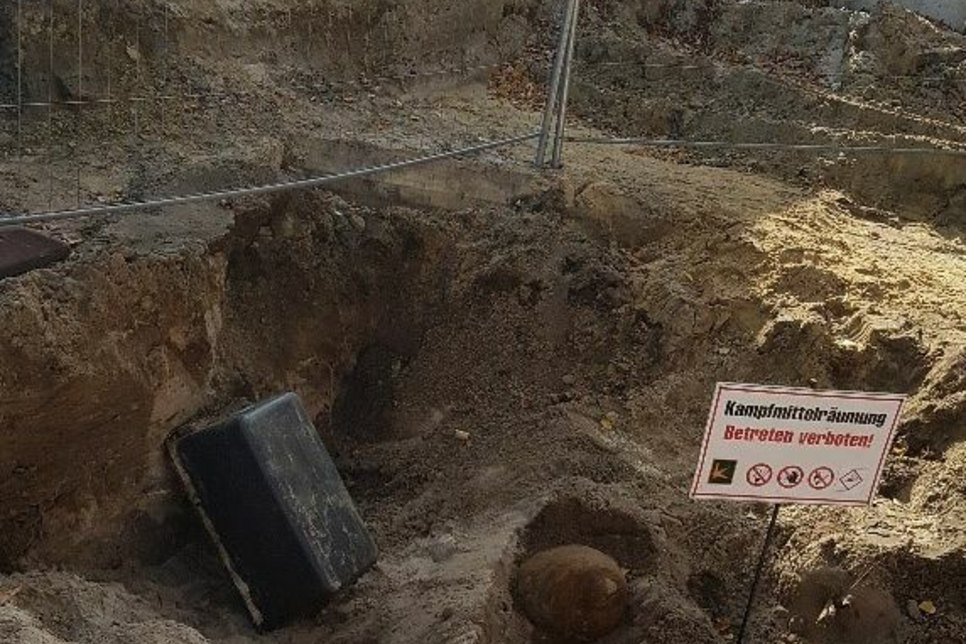 Das Foto zeigt die 500-Kilogramm-Weltkriegsbombe, die am Dienstag bei Sondierungsarbeiten am Bahnhof in Ruhland entdeckt wurde. Foto: Amt Ruhland