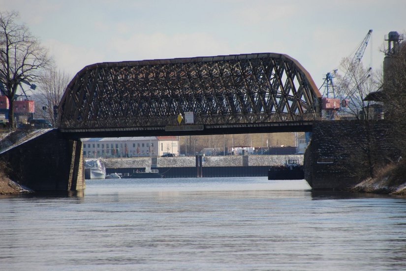 In die Jahre gekommen: Die Stahlbrücke im Alberthafen wird bis April 2019 saniert. Für 1,1 Millionen Euro wollte das keine Firma machen, für 2,4 Millionen Euro schon. Foto: Schramm