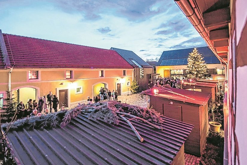 In der gemütlichen Atmosphäre des Dreiseithofes in Gröditz wird jetzt Weihnachten gefeiert.