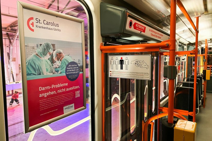 Zum Design der Bahn gehören ebenfalls Imageposter des St. Carolus Krankenhaus in der Bahn, die über das Leistungsspektrum informieren.
