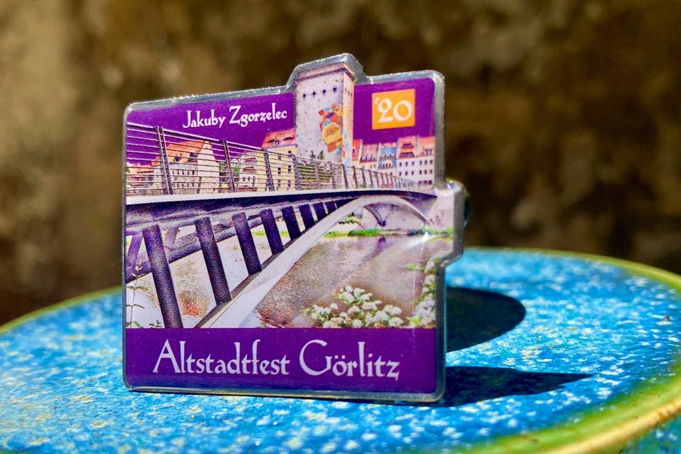 Die Sonderedition 2020 des Altstadtfest-Pins. Foto: Görlitzer Kulturservicegesellschaft