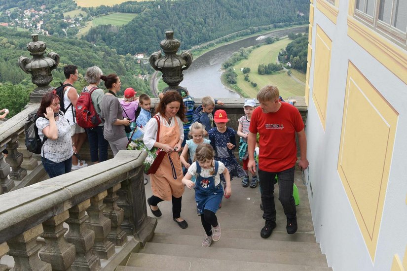 Maria Pretzschner (Bildmitte) führt Kinder über die Festung Königstein. Foto: Festung Königstein gGmbH