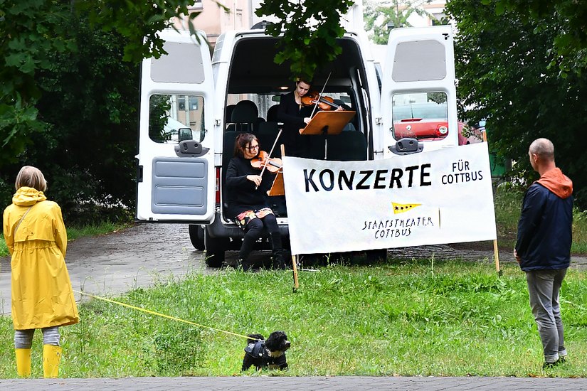 Die Musikerinnen (sitzend) Katrin Jordt und (stehend) Michelle Kutz (beide Violine) trotzten letzten Sonntag im Brunschwigpark dem unfreundlichen Wetter. Foto: Ernst-Martin Kibelka