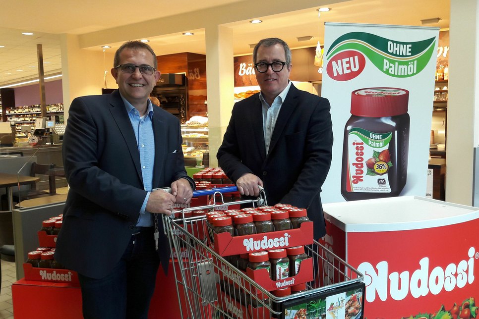 Thomas Hartmann (links) und Roger Ulke (rechts, Vorstand Konsum Dresden eG) präsentieren das neue Produkt in der Filiale in Radebeul.