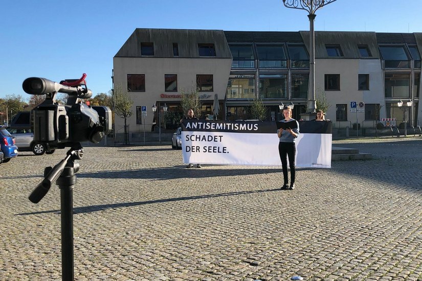 Filmaufnahmen auf dem Marktplatz zum Gedenken an die Opfer des Nationalsozialismus. Foto: Anne Broda