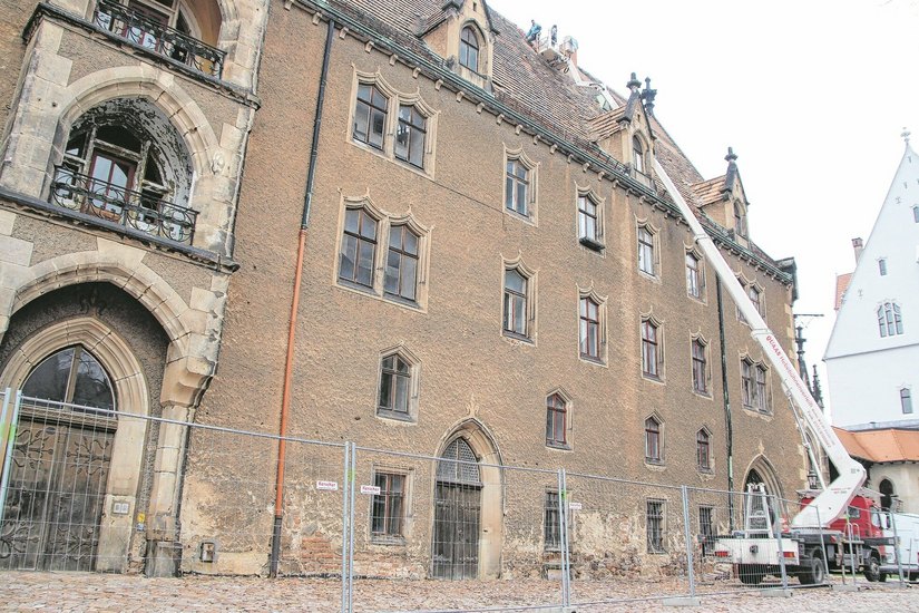 Immer wieder mussten am historischen Kornhaus auf dem Burgberg Sicherungsmaßnahmen beauftragt werden, um Passanten und das Gebäude zu schützen.