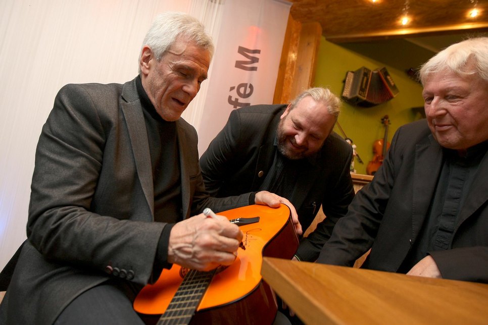 Gojko Mitic verewigt sich auf der Gitarre von Christoph Mitschke.