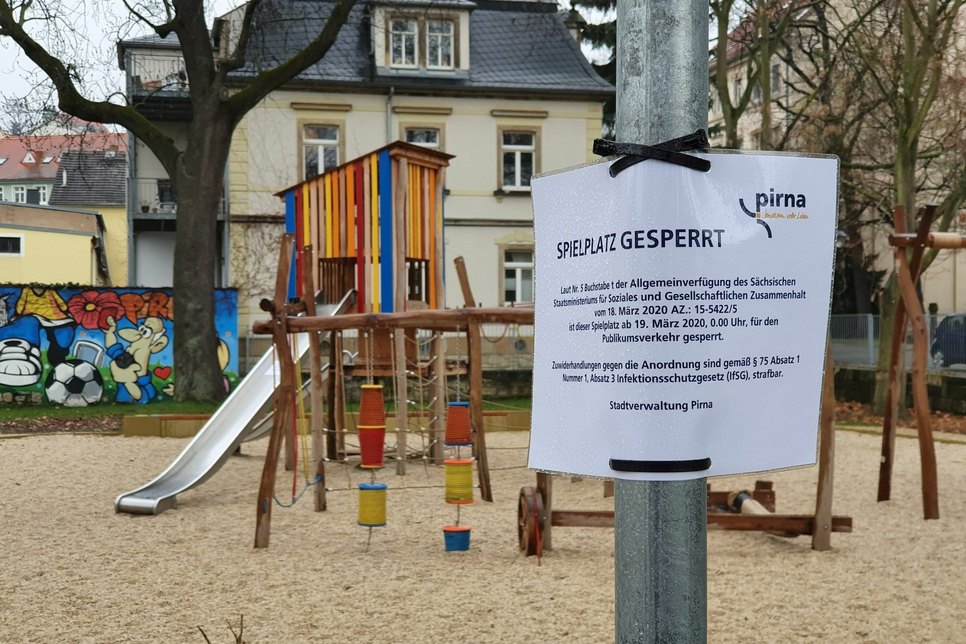 Der große Spielplatz auf dem Thälmann-Platz, für verschiedene Altersgruppen gedacht, ist gesperrt.