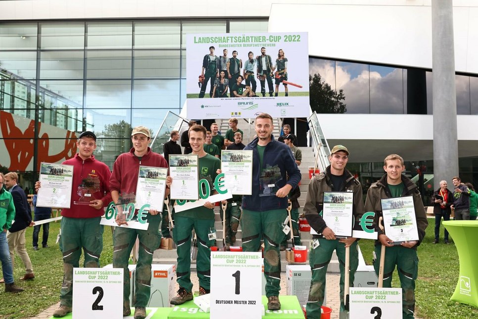 Die drei Siegerteams des Landschaftsgärtner-Cups 2022. In der Mitte: Team Dresden mit Marc-Kevin Richter (li.) und Johannes Freigang vom Betrieb Werner Eyßer Schöne Gärten e.K.