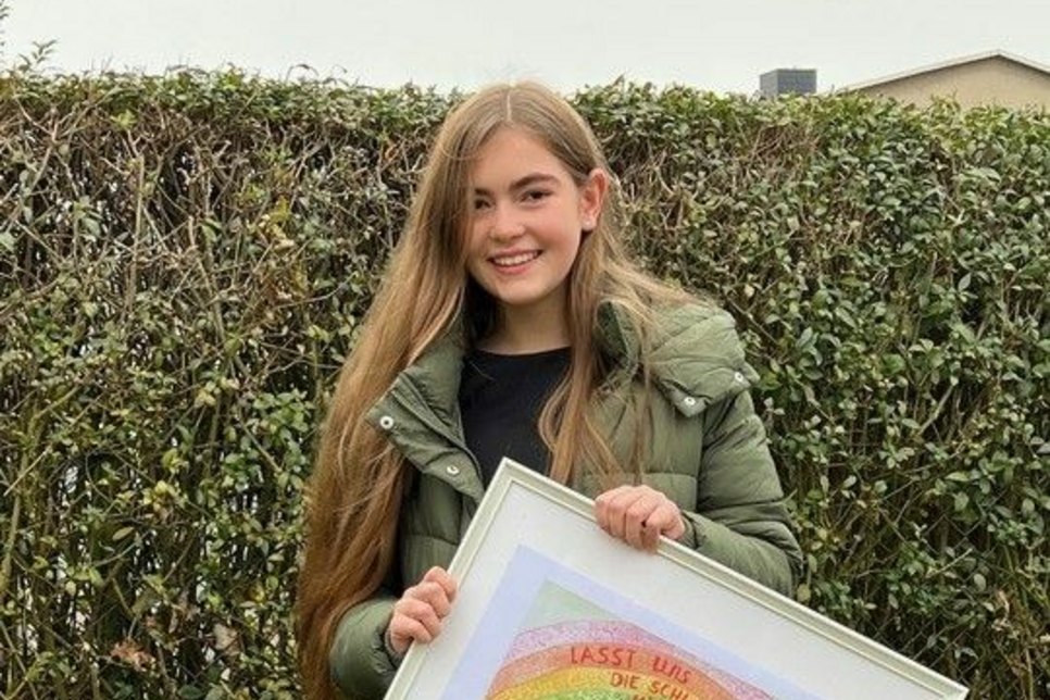 Die zwölfjährige Diana Lina Rutz aus Riesa gewinnt den »bunt statt blau«-Sonderpreis für junge Künstler in Sachsen. Foto: DAK-Gesundheit / pm