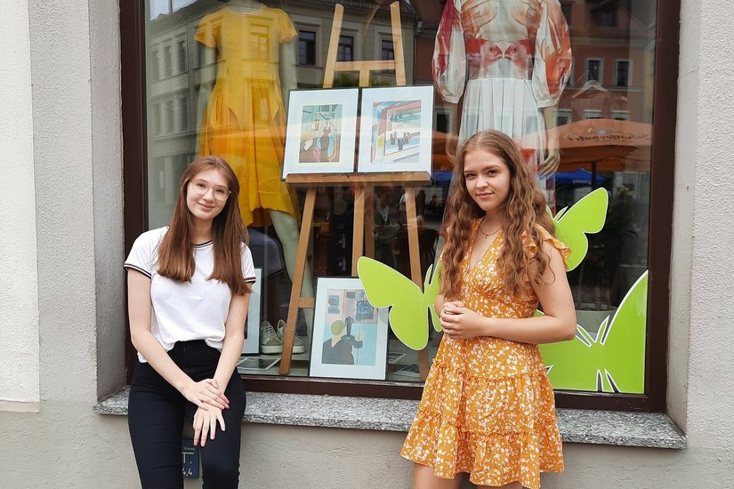 Hanna (li.) und Friederike – Schülerinnen der 10. Klasse des Künstlerischen Profils des Schiller-Gymnasiums – an einem der Ausstellungsorte. Foto: PR