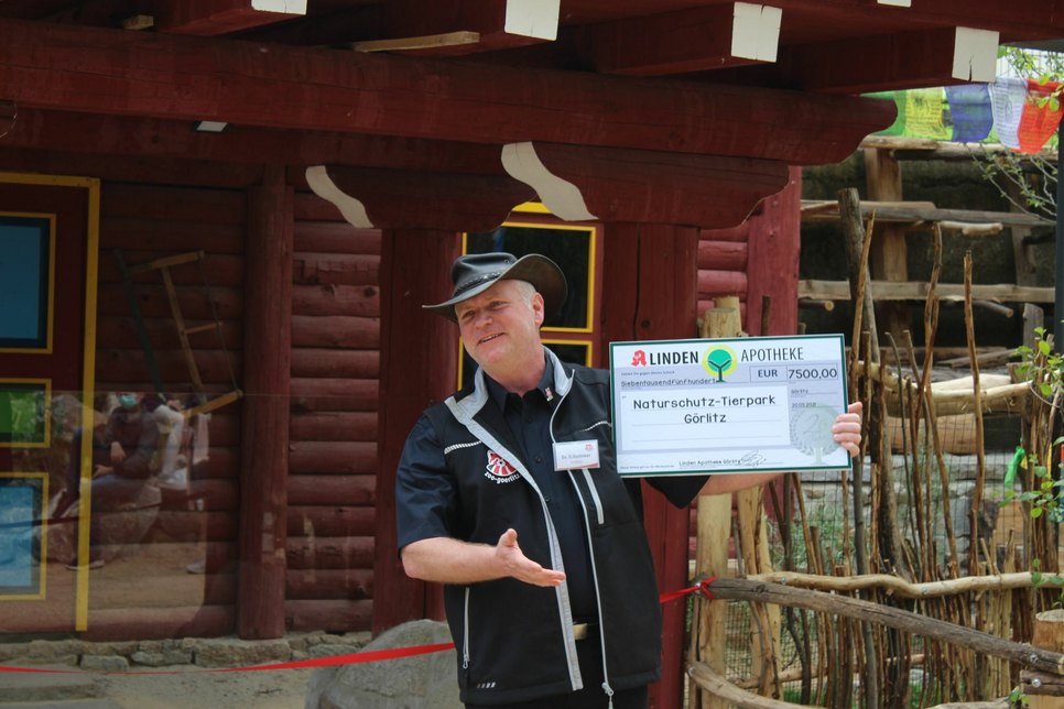Tierparkdirektor Dr. Sven Hammer bedankte sich zur Eröffnung bei der Lindenapotheke, die 7500 Euro für den Bau der neuen Anlage gespendet hat. Foto: T. Keil