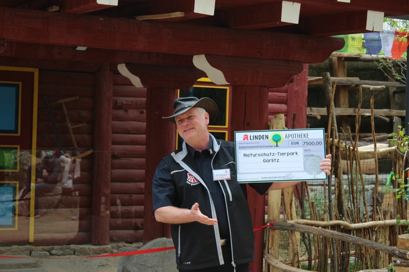 Tierparkdirektor Dr. Sven Hammer bedankte sich zur Eröffnung bei der Lindenapotheke, die 7500 Euro für den Bau der neuen Anlage gespendet hat. Foto: T. Keil
