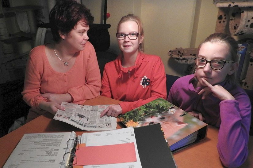 Uta Beyer (li.) mit Tina (mi.) und Jana – vor allem für Tina wünscht sich die Mutter derzeit, dass die 16-Jährige trotz einfachem Hauptschulabschluss eine „normale“ Ausbildung anfangen kann. Foto: Pönisch